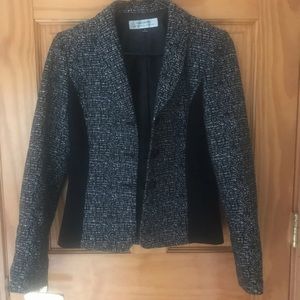 Tahari Size 4 Black and White Fitted Blazer